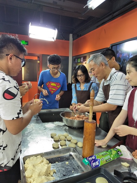 共捧一轮明月,感恩永存心间――bw必威西汉姆联导师团中秋节感恩活动