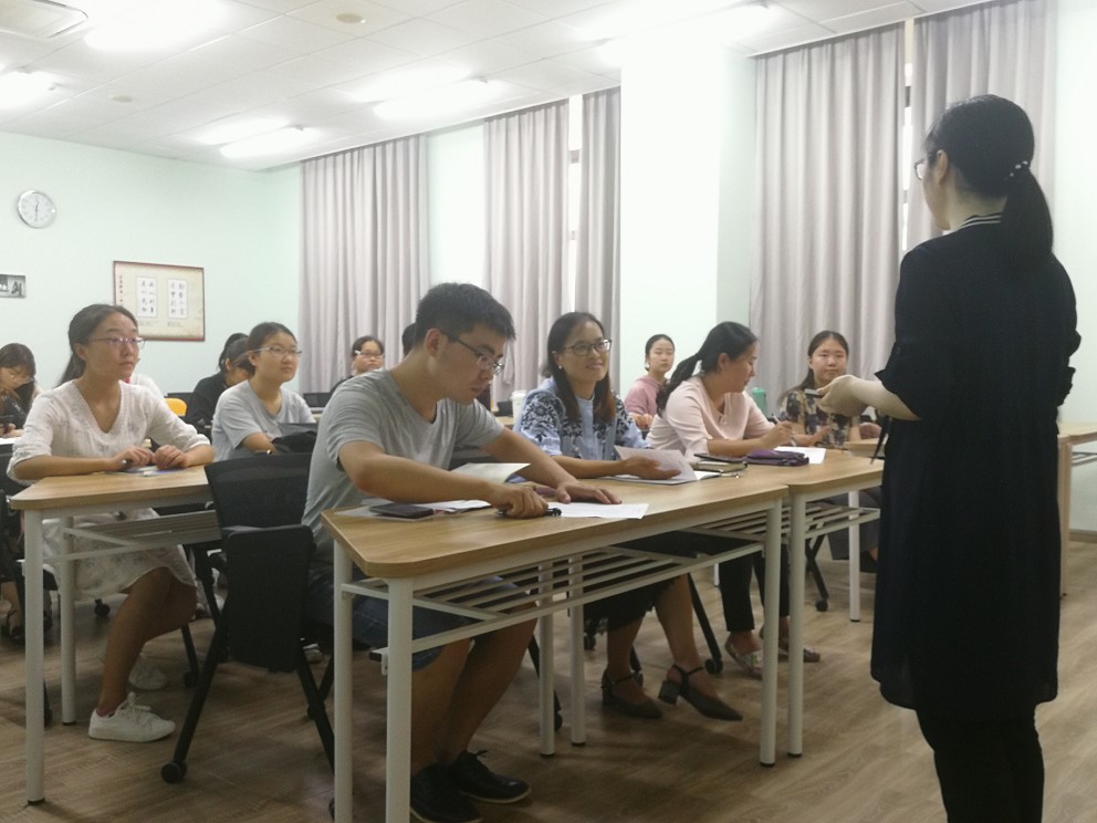 学优秀党员事迹,为进博立足岗位――bw必威西汉姆联学生党支部主题党日活动