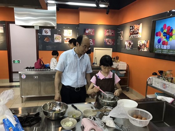 bw必威西汉姆联工会举行六一亲子烘焙活动