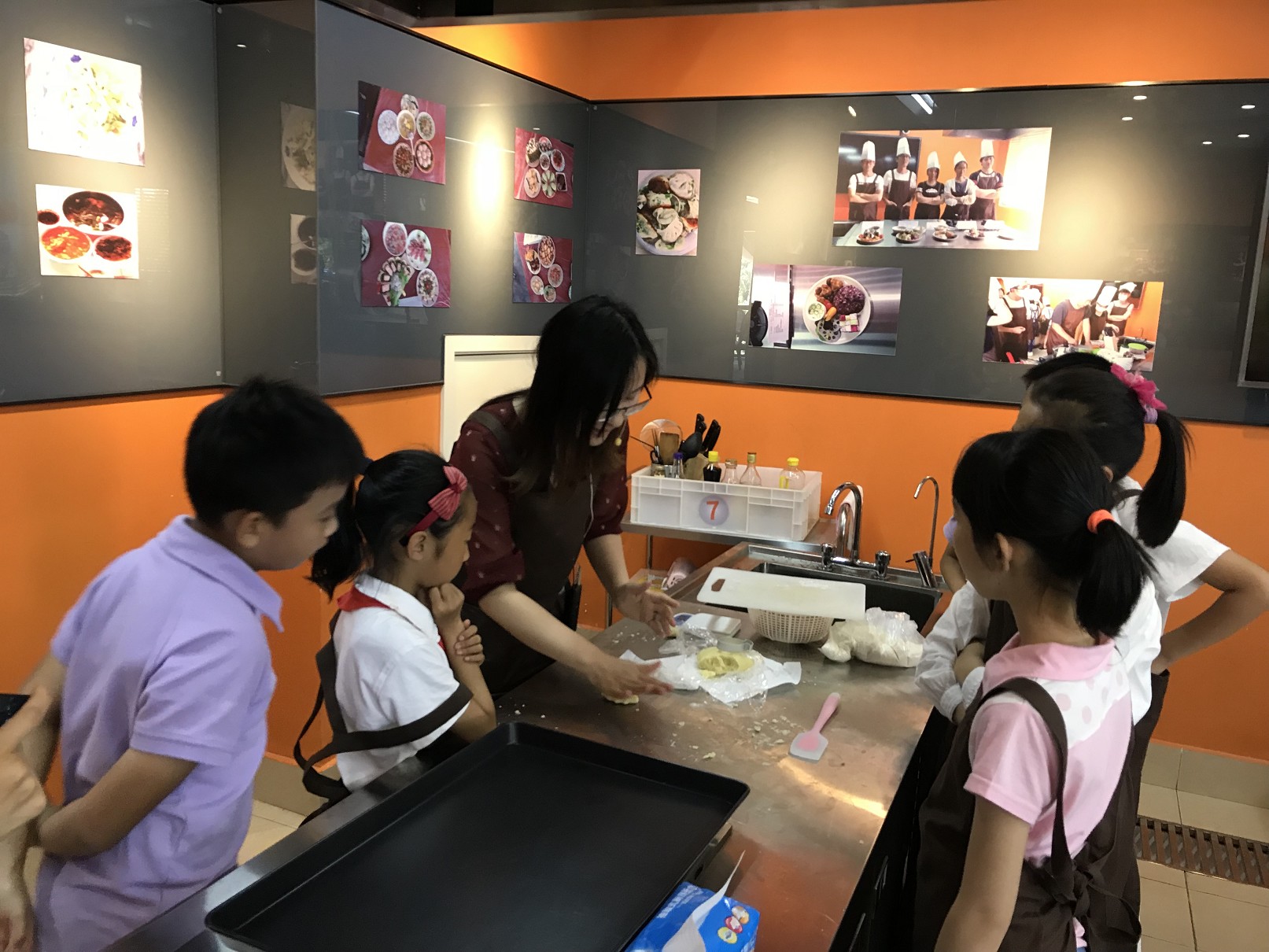 bw必威西汉姆联工会举行六一亲子烘焙活动