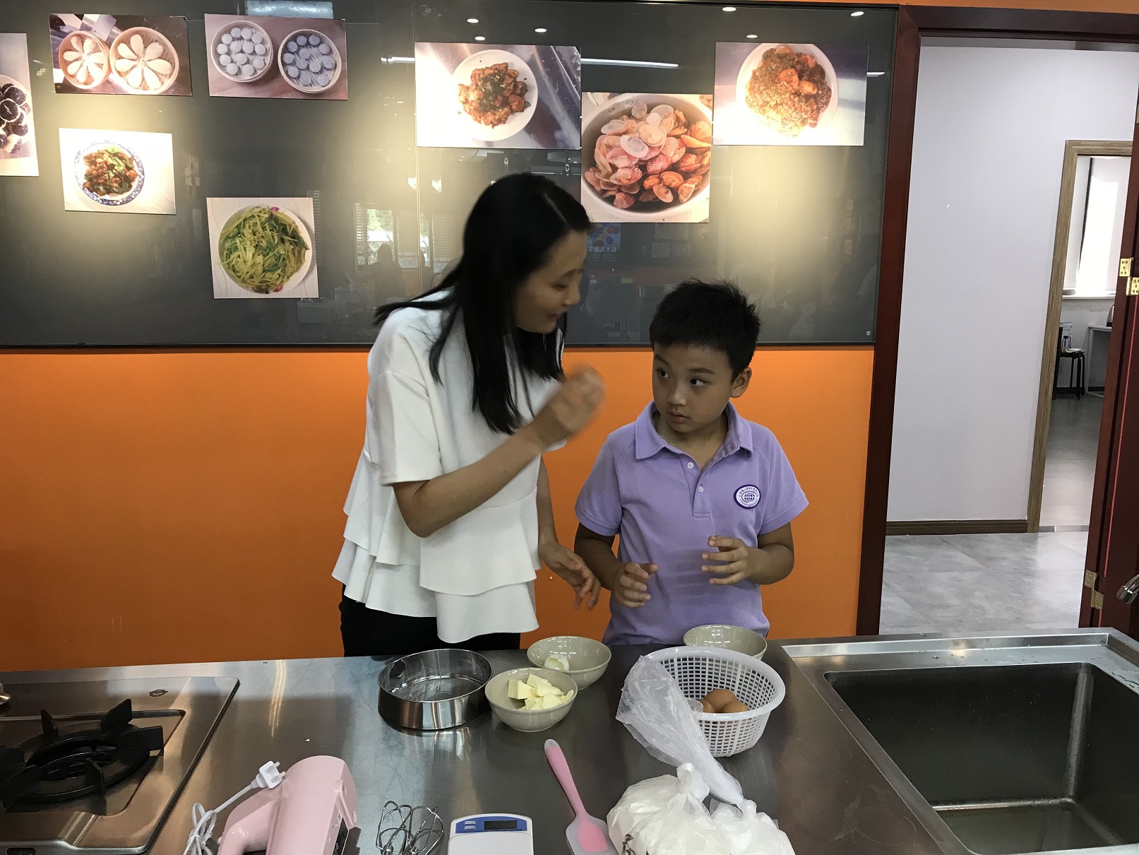 bw必威西汉姆联工会举行六一亲子烘焙活动