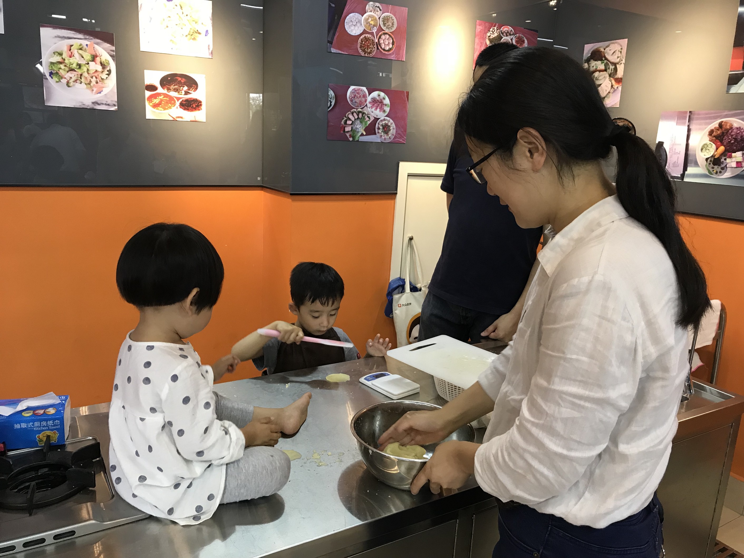 bw必威西汉姆联工会举行六一亲子烘焙活动