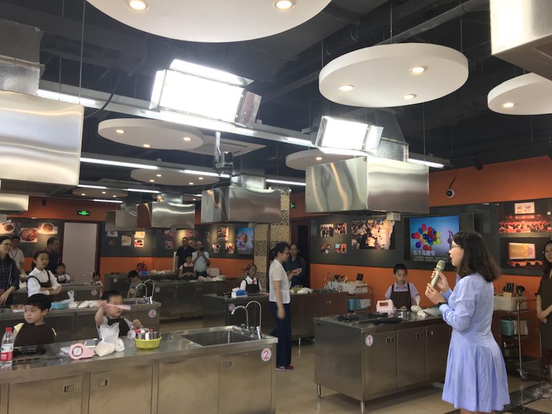 bw必威西汉姆联工会举行六一亲子烘焙活动