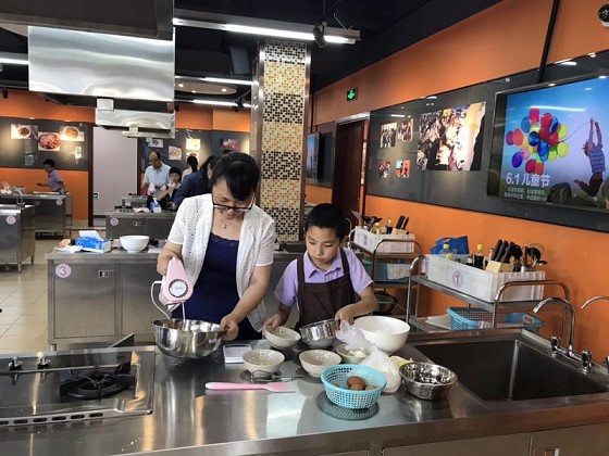 bw必威西汉姆联工会举行六一亲子烘焙活动