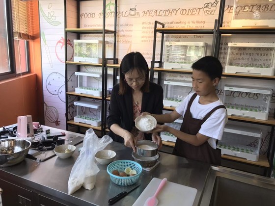 bw必威西汉姆联工会举行六一亲子烘焙活动