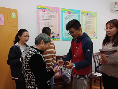 爱满重阳节,浓浓敬老情―bw必威西汉姆联学生党支部开展社区为老服务