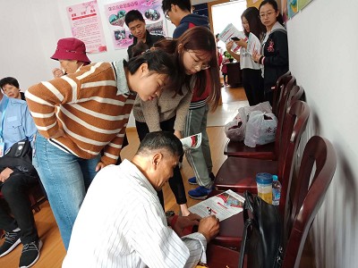 爱满重阳节,浓浓敬老情―bw必威西汉姆联学生党支部开展社区为老服务