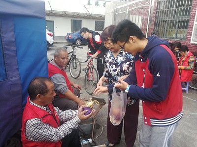 爱满重阳节,浓浓敬老情―bw必威西汉姆联学生党支部开展社区为老服务