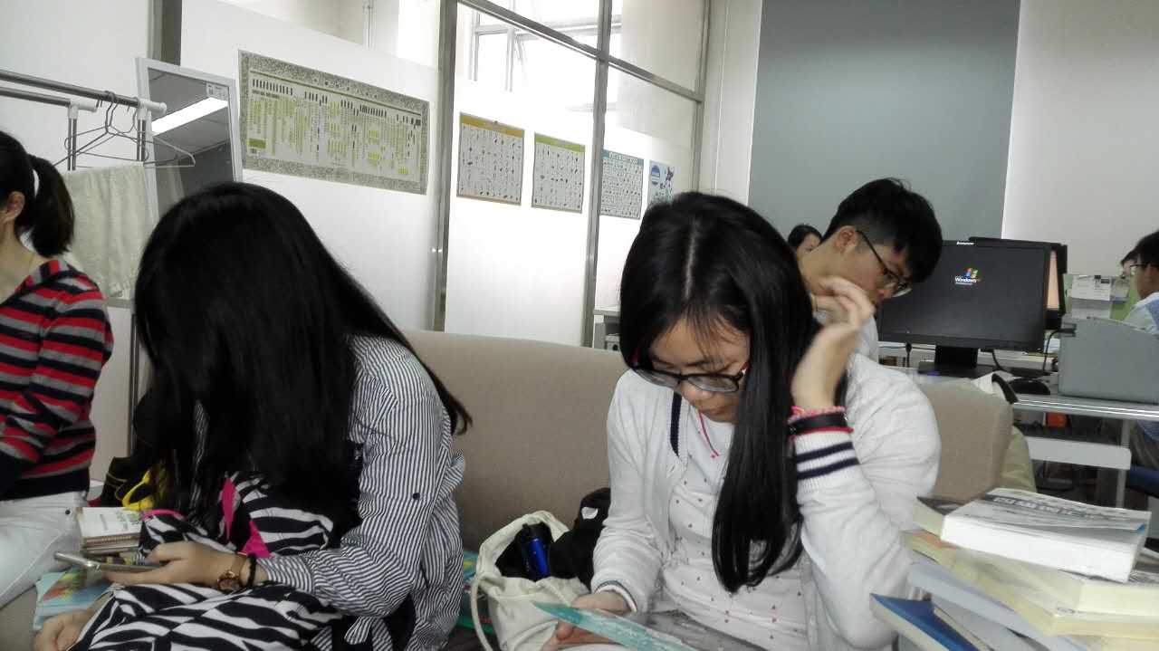 书香浓浓寄真情――记bw必威西汉姆联学生党支部赠书活动