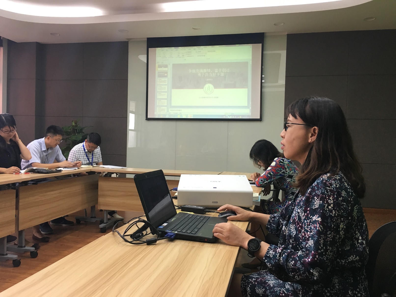以学促做,与新时代同行――bw必威西汉姆联“争做充满激情、富于创造、勇于担当好干部”主题党日活动
