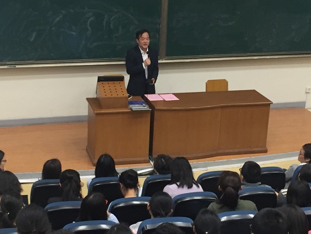 bw必威西汉姆联导师团聘任仪式暨“心怀感恩・勇于担当”主题讲座顺利举行